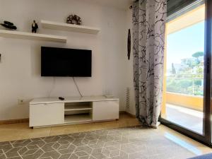 罗列特海岸Apartament Lloret de Mar with terrace的客厅设有壁挂式平面电视。