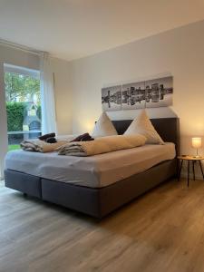 巴特罗森菲尔德Ferienwohnung auf dem Sonnenhang的卧室设有一张大床,卧室设有大窗户