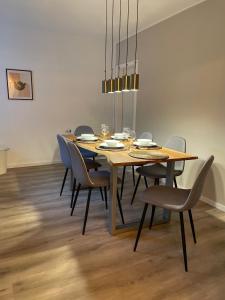 巴特罗森菲尔德Ferienwohnung auf dem Sonnenhang的一间带桌椅和吊灯的用餐室