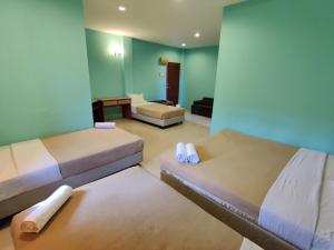 瓜拉大汉Tekoma Resort Taman Negara的酒店客房,设有两张床和一张沙发