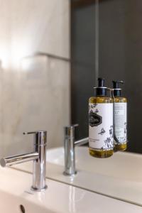波尔图Tanger Suite - Serralves, beach & Yayoi Kusama的浴室水槽和一瓶肥皂