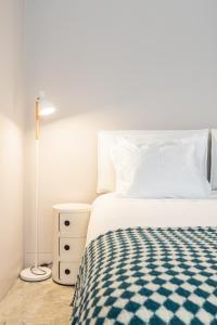 Tanger Suite - Serralves, beach & Yayoi Kusama客房内的一张或多张床位