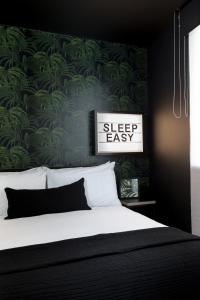 伦敦基普酒店的一间卧室设有一张床和绿色的墙壁