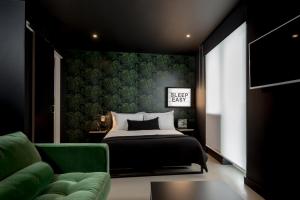 伦敦基普酒店的一间卧室设有一张床和绿色的墙壁