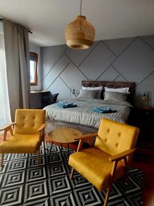 查查克Stan na dan Krsmanovic的一间卧室配有一张床、两把椅子和一张桌子