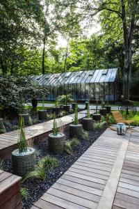 拉莫赫莱The Iflissen Pavilion - Luxury Villa的种植了盆栽植物和玻璃温室的花园