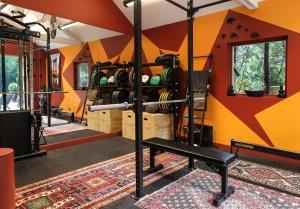 拉莫赫莱The Iflissen Pavilion - Luxury Villa的一间拥有橙色墙壁和长凳的健身房