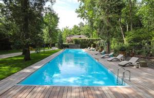 拉莫赫莱The Iflissen Pavilion - Luxury Villa的一个带躺椅的游泳池,毗邻一个木甲板