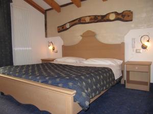 费德拉帕加内拉加尔尼放松酒店的一间卧室配有一张带木制床头板的床