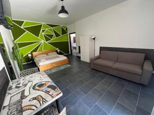 都灵Hostel Turin Metro Young的客厅配有沙发和1张床
