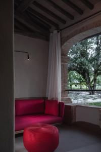 CalzolaroVocabolo Moscatelli的客厅设有红色的沙发和窗户。