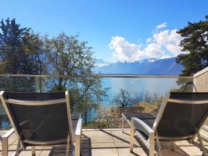 蒙特勒Montreux Lake View Apartments and Spa - Swiss Hotel Apartments的阳台上配有两把椅子,享有水景