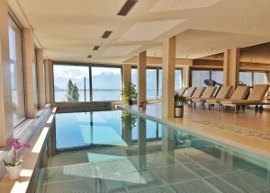 蒙特勒Montreux Lake View Apartments and Spa - Swiss Hotel Apartments的一座房子里一个带玻璃地板的室内游泳池