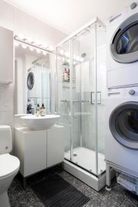 特隆赫姆The Golden Lion Street Getaway的白色的浴室设有洗衣机和水槽。
