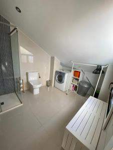 维拉加尔西亚·德·阿劳萨Alojamientos Rías Baixas- Casa Castillejos- Carril的一间带卫生间和洗衣机的浴室