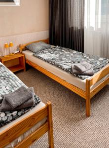 LošticeJP ubytování Loštice的一间卧室设有两张床和窗户。