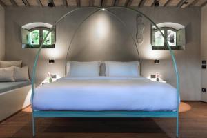 CalzolaroVocabolo Moscatelli的一张带铁篷的床