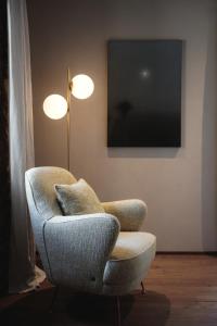 CalzolaroVocabolo Moscatelli的客厅配有椅子和平面电视