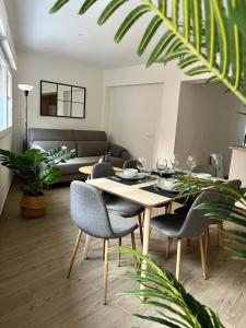 卡塞雷斯Apartamento Turístico Clavellinas IV的客厅配有桌椅和沙发