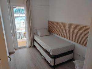 卡里拉Luxury Apartment Accommodation, next to beach & train station Calella的一间小卧室,配有床和窗户