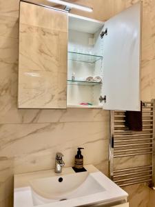 塞格拉泰white home near Linate的一间带白色水槽和橱柜的浴室