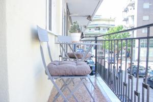 科莫蒂尼CasaTu Αpartments的植物阳台的椅子