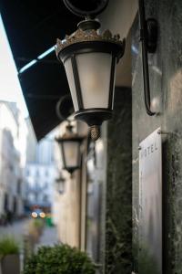 巴黎埃菲尔左岸酒店的建筑物一侧的街道灯