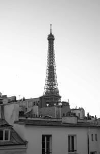巴黎埃菲尔左岸酒店的艾菲尔铁塔的黑白照片