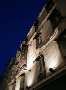巴黎埃菲尔左岸酒店的白色的建筑,旁边标有标志