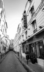 巴黎埃菲尔左岸酒店的一张黑白相间的街道照片,上面有建筑物
