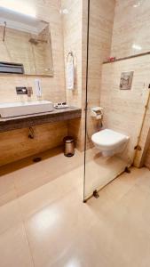 马拉里Smuggler Resort的一间带水槽和卫生间的浴室