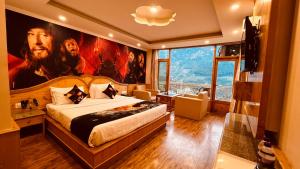 马拉里Smuggler Resort的卧室配有一张特大号床,墙上挂有绘画作品