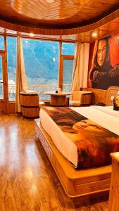 马拉里Smuggler Resort的一间卧室设有一张大床和一个大窗户