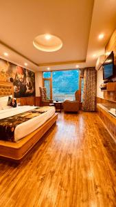 马拉里Smuggler Resort的一间卧室设有一张大床和一个大窗户