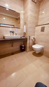 马拉里Smuggler Resort的一间带水槽和卫生间的浴室