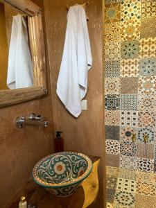 奥伊俄贞Bin Jbal Resort的一间带卫生间、水槽和镜子的浴室