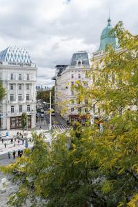 维也纳普利马维拉酒店的享有城市街道和建筑的景色