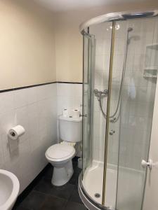 福克斯通OYO Gran Canaria Hotel的一间带卫生间和玻璃淋浴间的浴室