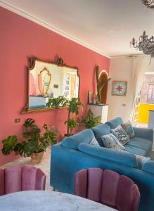 卡塔尼亚Follow The Sun Catania - Rooftop Terrace的客厅配有蓝色的沙发和镜子