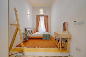 森格莱阿Traditional Maltese Townhouse wt Terrace and Pool的一间小卧室,配有一张床和一张书桌