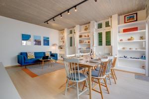 森格莱阿Traditional Maltese Townhouse wt Terrace and Pool的用餐室以及带桌椅的起居室。