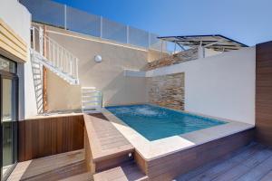 森格莱阿Traditional Maltese Townhouse wt Terrace and Pool的房屋中间的游泳池