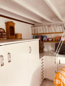 Studio 23的厨房配有白色橱柜和炉灶。