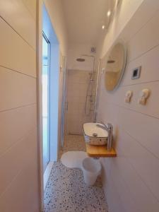 普利莫顿Vinko rooms的一间带水槽和镜子的浴室