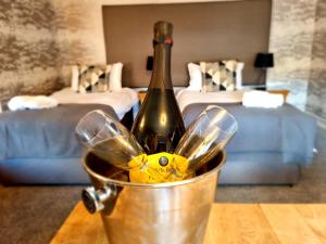 克里夫加斯托塔楼宾馆的桌子上桶装一瓶香槟