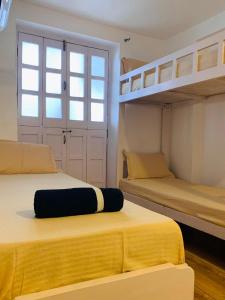 帕纳吉Marquito's Guest House的带两张双层床的客房中的两张床