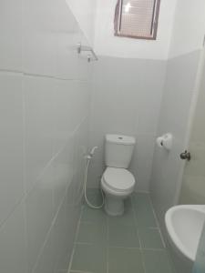 爱妮岛布卡纳海滨宾馆的白色的浴室设有卫生间和水槽。