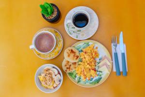 里奥阿查Casa Flor Hostel & Drinks的餐桌,盘子,咖啡