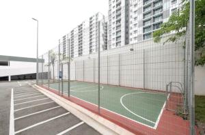Bandar PenawarPangsapuri Desaru Utama Homestay的大楼前的网球场