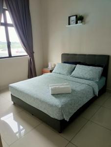 Bandar PenawarPangsapuri Desaru Utama Homestay的一间卧室设有一张床和一个窗口